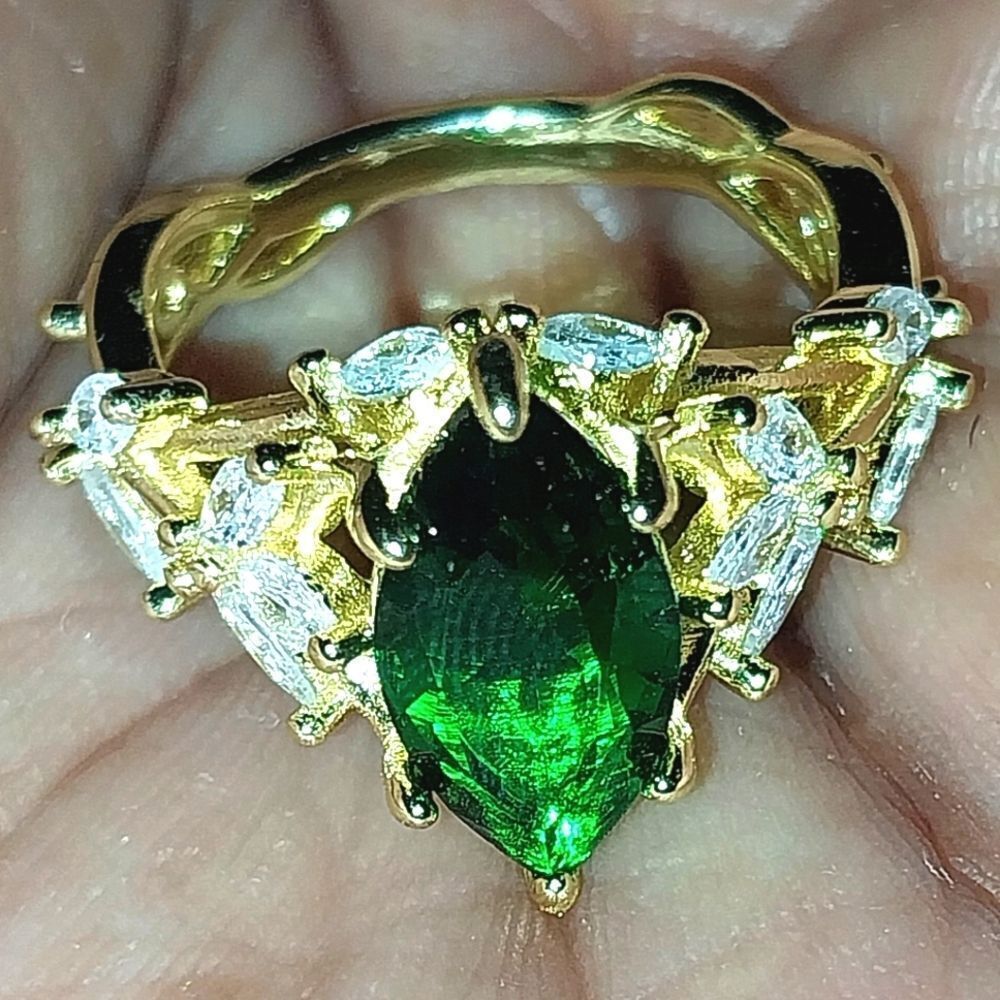 Ladies Beautiful Golden Green Elegant Wedding Ring sz 7